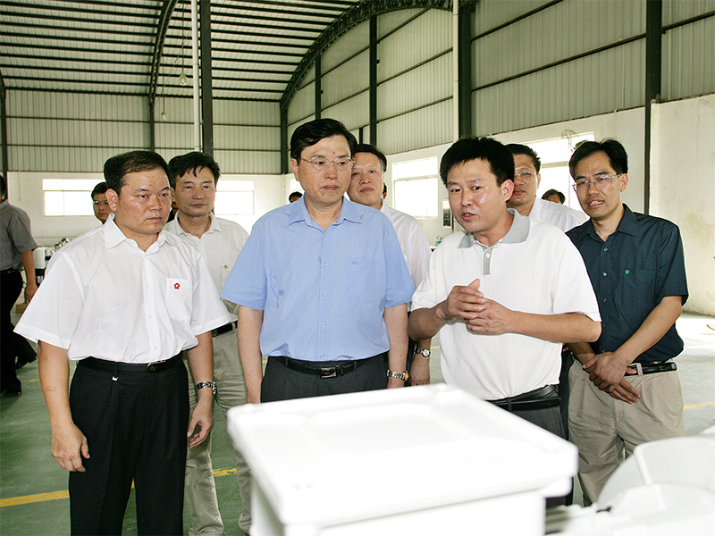 2007年7月22日時(shí)任廣東省委書(shū)記張德江在市標(biāo)頂空壓技術(shù)有限公司調(diào)研